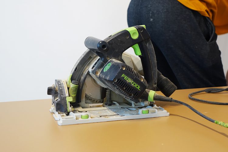 Jak prawidłowo montować szafki wiszące?